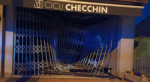 Ladri distruggono il negozio Cicli Cecchin: portate via 6 bici da 5mila euro l'una