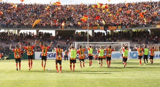 Derby Lecce-Foggia, già venduti quasi duemila biglietti: lunedì ci sarà il pienone allo stadio "Via del Mare"