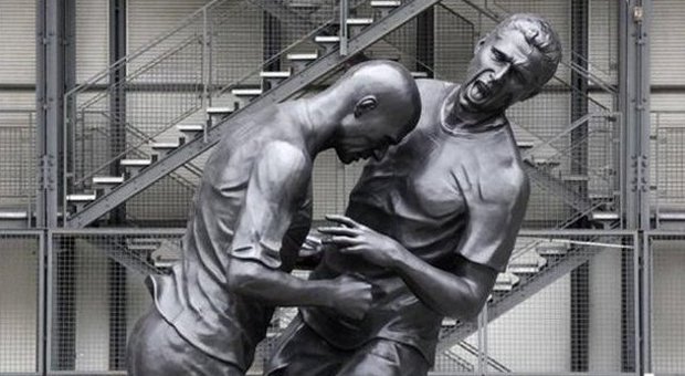 La statua della testata di Zidane a Materazzi sul lungomare di Doha