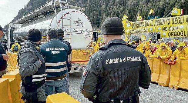 Brennero, ispezionati cento Tir: «Basta con il falso made in Italy»
