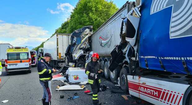 San Vittore del Lazio, tamponamento fra mezzi pesanti sull'Autostrada: muore un camionista
