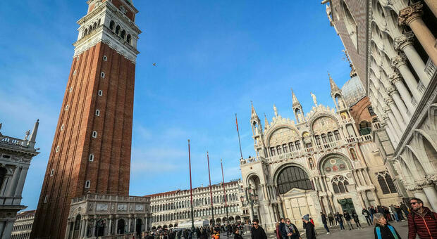 Venezia, caduti pezzi di cemento armato dal campanile di San Marco: partiti i controlli su cuspide e fondamenta