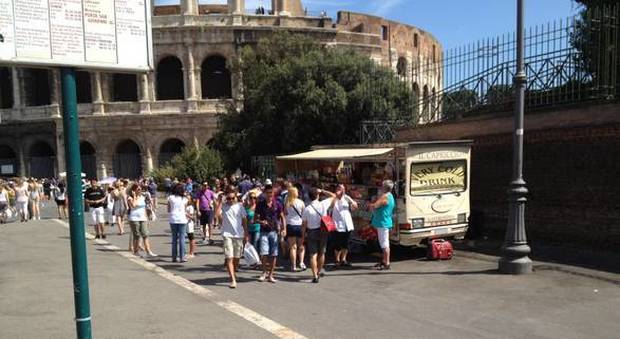 Roma, camion bar via dal centro storico: stretta sul commercio del Comune