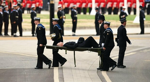 Funerali Elisabetta, poliziotto sviene durante la cerimonia: portato via in barella