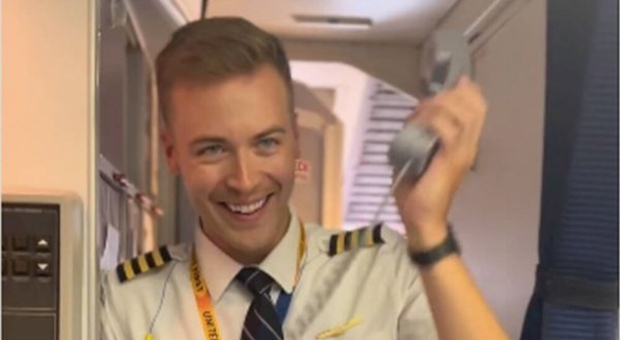 Pilota vola per la prima volta con la mamma hostess, la dedica sull'aereo: «Era il mio sogno»