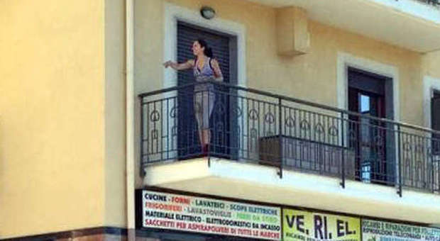 Minaccia di lanciarsi dal balcone insieme ai due figli: terrore a Mercato San Severino