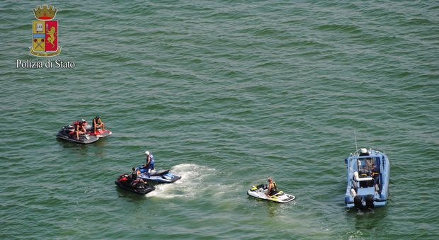 Ostia, paura sul pedalò: 4 giovani rompono il timone e finiscono in mare aperto