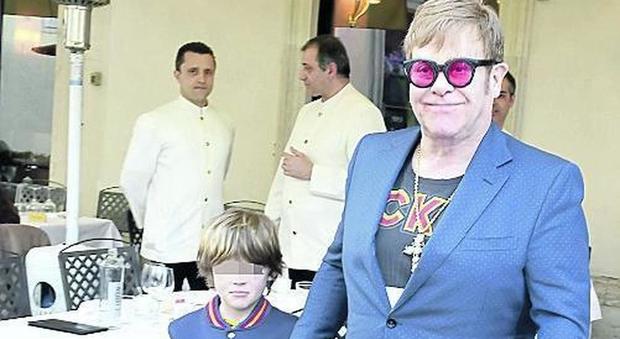 Roma, sorpresa in centro: Elton John festeggia nella Capitale i suoi 71 anni