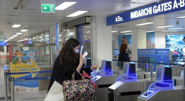 Coronavirus, chiude l'aeroporto di Milano Linate: passeggeri al terminal 2 di Malpensa