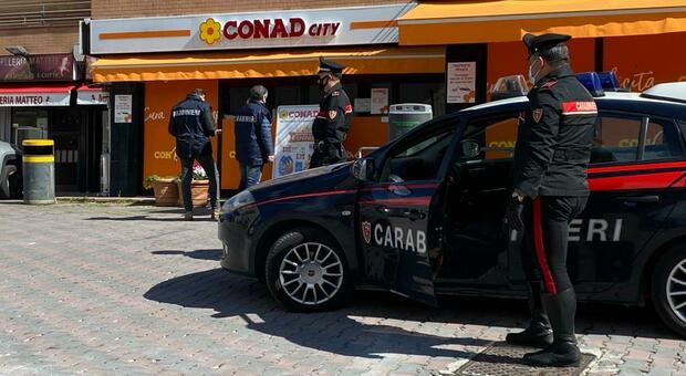 Rapina al supermercato, i carabinieri arrestano l'autore e il suo complice