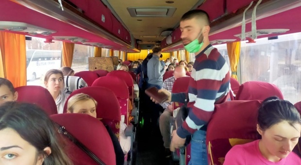 Bus gratuiti per i profughi ucraini arrivati in Italia Ie diretti al Sud. Nel Foggiano sindaco offre vitto e alloggio. A Lecce la veglia di preghiera