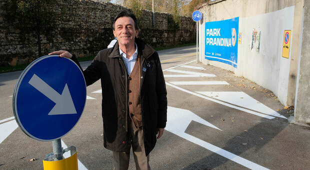 Il sindaco Sergio Giordani davanti al park Prandina