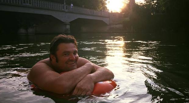 Germania, no al traffico e ai mezzi pubblici: ecco l'uomo che arriva al lavoro nuotando nel fiume
