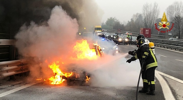 Peugeot in fiamme in tangenziale, paura e disagi alla circolazione