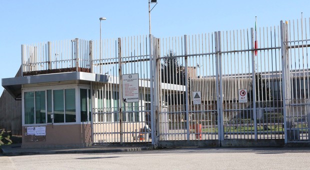 Benevento, guardia carceraria ferita a pugni da un detenuto