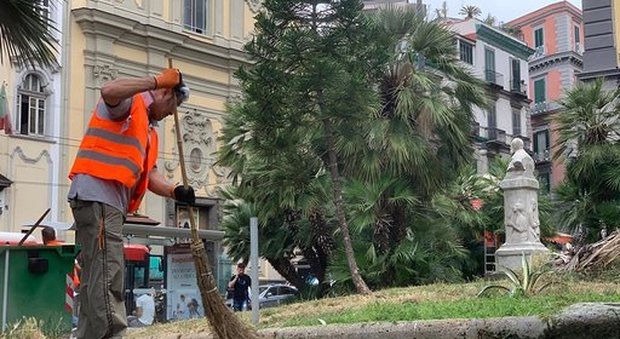 Napoli, piazza Dante, i volontari puliscono le aiuole dopo il Covid