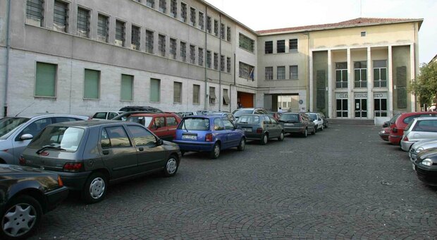Parcheggi, nuovi tagli: via una ventina di posti auto da piazza Maestri del Lavoro