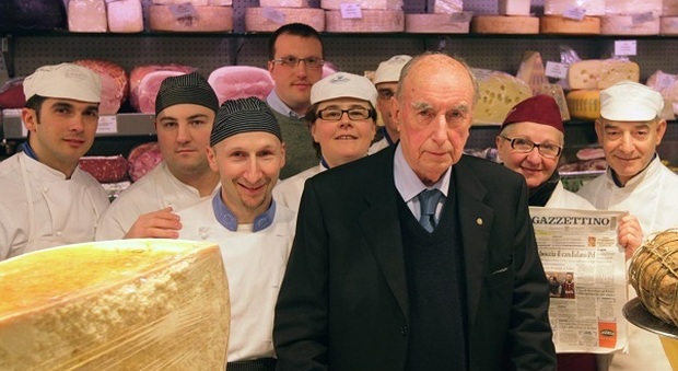 Ferruccio Danesin con alcuni dipendenti nella sua gastronomia (foto scattata nel gennaio 2010)