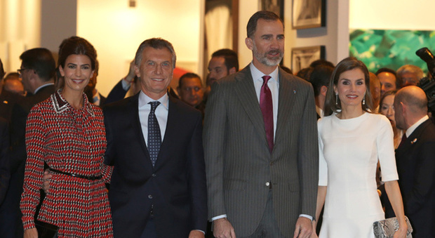 Felipe VI con Letizia e il presidente argentino Macri con la moglie Juliana Awanda alla Fiera Arco di Madrid