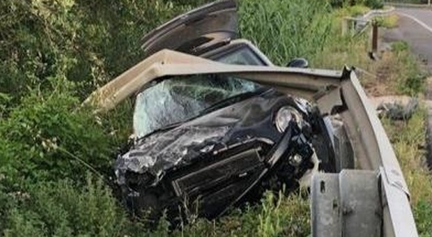 Falconara, auto distrutta contro il guardrail: conducente miracolato
