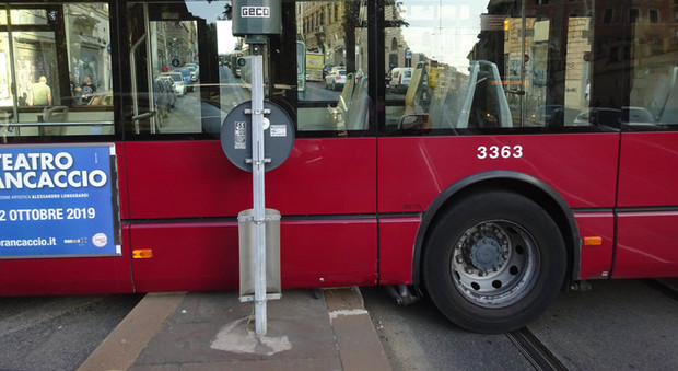 immagine Roma, bus fa inversione sui binari del tram e resta bloccato a Piazza Vittorio