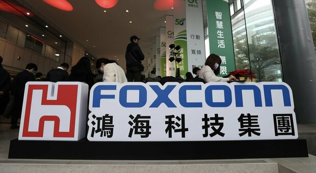 Cina, Covid: 600.000 persone chiuse nell'area che circonda la più grande fabbrica di iPhone al mondo