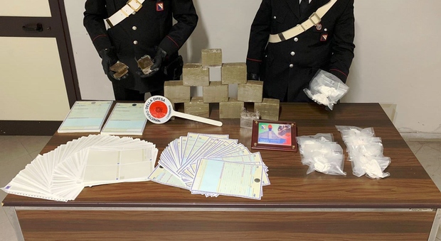 Napoli, sul terrazzo 11 chili di droga e documenti in bianco: arrestato insospettabile