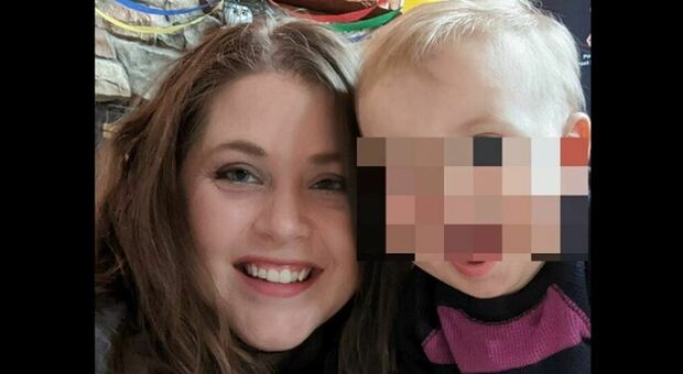 Bimbo di due anni spara e uccide la madre incinta di 8 mesi: nulla da fare anche per il piccolo in grembo
