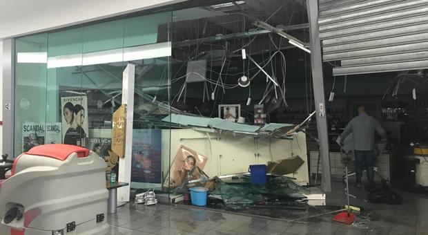 L’Aquila, assalto al centro commerciale Globo: spaccata con il pickup, svaligiato un negozio, danni ingenti
