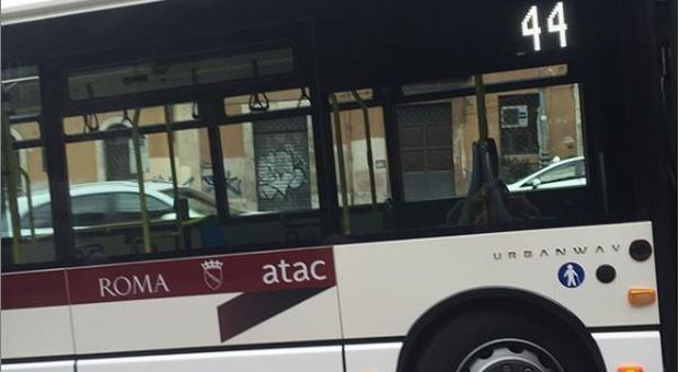 Sono arrivati gli autobus nuovi: selfie e brindisi tra i passeggeri