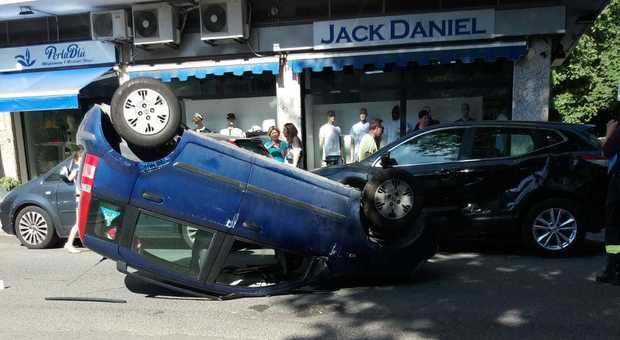 Incidente all'incrocio, auto capovolta a Latina: due feriti, uno è grave