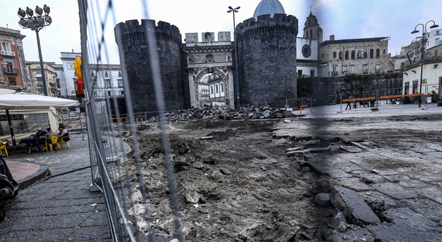 Cantiere Unesco a Porta Capuana, denunciato il direttore: allacci abusivi dell'acqua