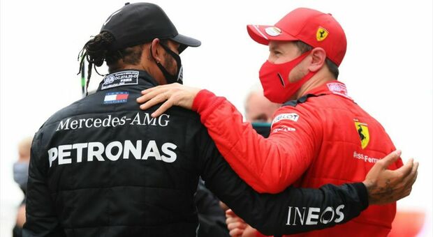 Sebastian Vettel si congratula con Lewis Hamilton che ha appena vinto il suo settimo mondiale di F1