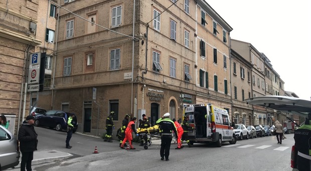 Ancona, travolta da un Suv in retro mentre attraversa, cade e batte la testa: anziana all'ospedale