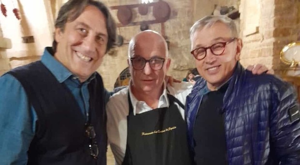 Bruno Barbieri con gli chef della Cantina a Spello