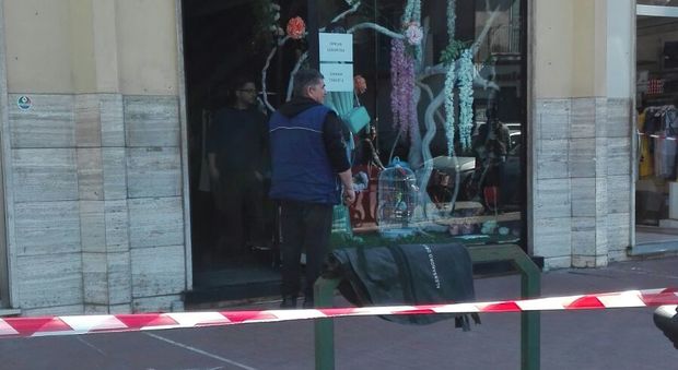 Sette colpi di pistola contro la vetrina di un negozio, avvertimento a Fondi