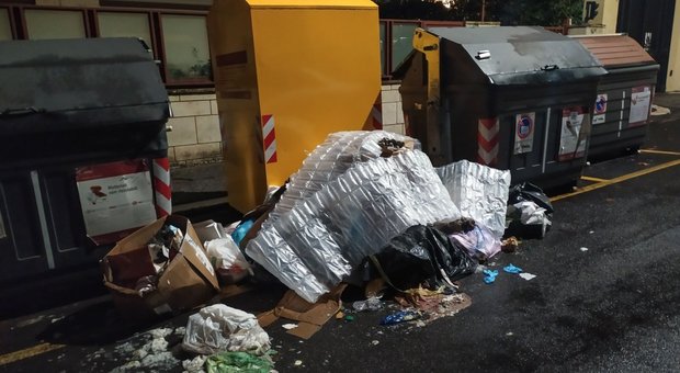 Marciapiede sommerso dai rifiuti in via Clitunno