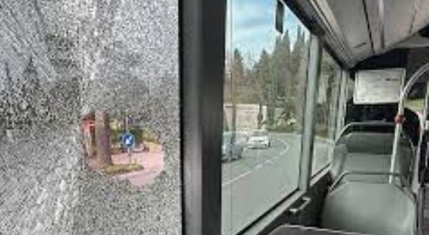 Studente minorenne rompe il finestro di un bus, il papà si autodenuncia: «Voglio rimborsare il danno»