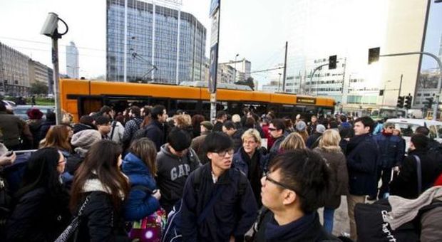Milano, guasto a una pompa: metro bloccata. Caos passeggeri: "Questa la città dell'Expo?"