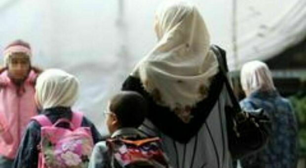 Niqab a scuola, i genitori della bimba chiedono scusa: «Abbiamo sbagliato, solo un malinteso»