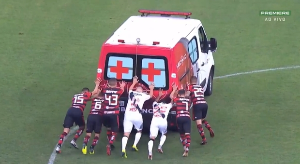 Ambulanza ferma in campo, i giocatori la spingono