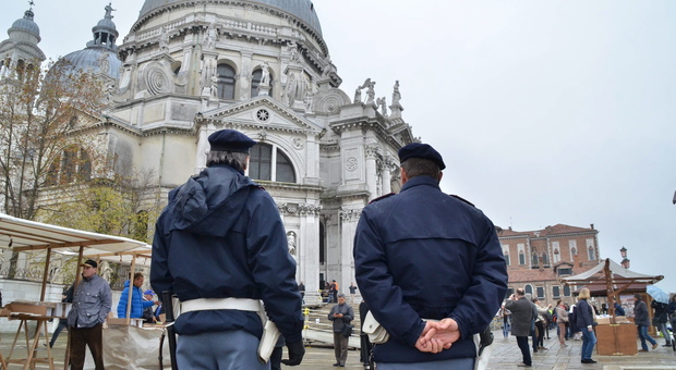 Giovane trevigiano fa pipì sul muro della Basilica: multato di tremila euro