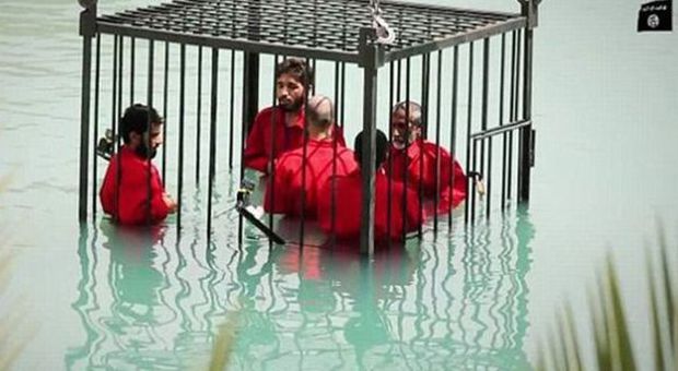 Isis, nuova esecuzione choc: prigionieri annegati in gabbia