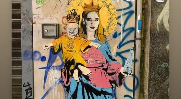Chiara Ferragni e Leone diventano Maria e Gesù in un murales a Milano