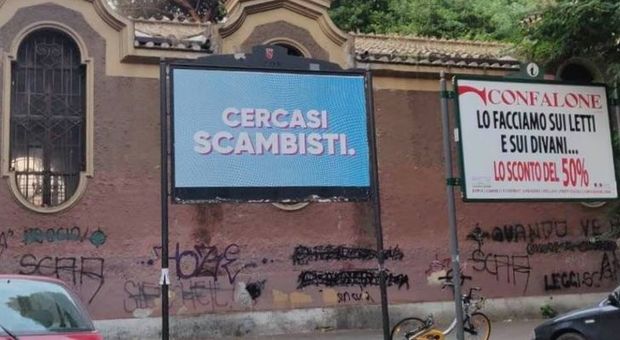 Roma, mistero svelato: ecco cosa si nasconde dietro ai cartelloni "cercasi scambisti"