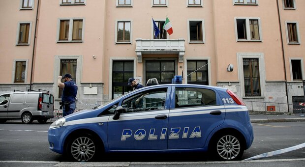 Poliziotto sposato costringe l'amante a prostituirsi: «Se mi ami fallo per me». Dovrà risarcirla con 25mila euro