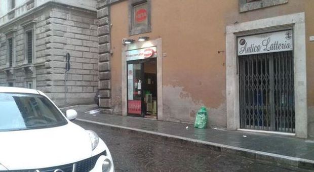 Perugia, rapina con coltello in centro «Sono un bravo ragazzo. Devo pagare l'affitto»