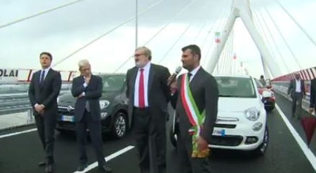 Renzi a Bari inaugura il Ponte sospeso