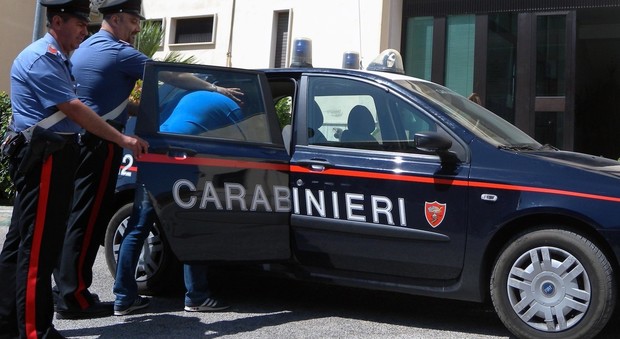 Ruba gli infissi della stazione, bloccato dai carabinieri