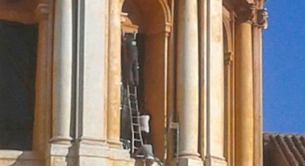 Napoli: operai sulla cupola della basilica lavorano senza protezione